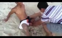 [Regardez!] Un homme accouche d'un bébé à la plage