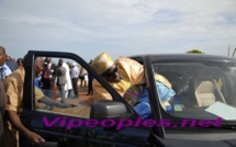 Pape Diagne, le Grand Serigne de Dakar rentre difficilement dans sa voiture à cause de son « Grand Boubou »