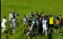 [Vidéo] Insolite: Le soigneur entre dans le terrain et empêche le but qui éliminait son club.