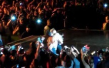[Vidéo] Un fan surexcité fait tomber Beyoncé sur scène.