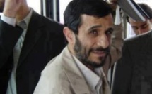 Après deux mandats présidentiels, Ahmadinejad va au travail dans le bus de transport en commun