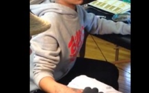 Vidéo : Rihanna se fait saigner à la main pour un nouveau tatouage.