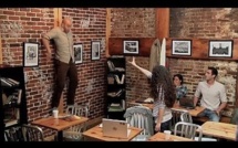[Vidéo] Cette femme a un vrai pouvoir, ou peut-être pas !! tout est parti d’une tasse de café renversée sur son ordinateur