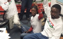 Vidéo: Des Gambiens s'enchaînent dans les locaux de leur ambassade aux Etats-Unis pour dénoncer le régime de Jammeh