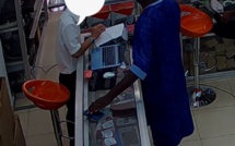 [Vidéo exclusive] CA S’EST PASSE A DAKAR – Un voleur en « Ganila » s’empare d’un « Galaxy », sous les objectifs de la vidéosurveillance.