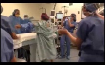 Vidéo : Une malade se permet une danse et fait vibrer le bloc opératoire avant sa double opération.