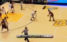[VIDEO] Drole d'arbitre de basket regardez regardez regardez....