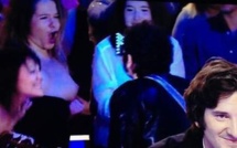 La vérité sur la spectatrice qui a montré ses seins à -M-