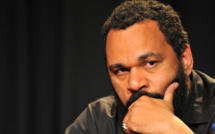 Vidéo: Dieudonné rend hommage à Mandela, rappelle ses relations avec Israël, et traite Sarkozy d’assassin.