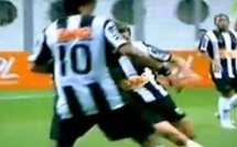 Vidéo: A la fin d’un match Ronaldinho est détroussé par des joueurs africains. Regardez