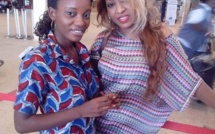 Viviane pose avec une fan congolaise