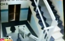 Vidéo: Il a été filmé en flagrant délit de vol dans les locaux de la Sen Tv