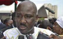  Photos-Paris : Le député Farba Ngom passe un sale quart d'heure devant la résidence de Macky Sall