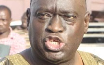 [Vidéo]Me El Hadji Diouf se frotter aux policiers pour protester contre la perquisition du domicile de Hissein Habré.