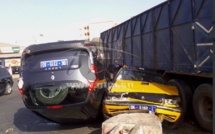 Accident spectaculaire à la Poste Fann: Un camion gros porteur termine sa course folle sur deux véhicules