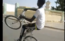 Incroyable - Regardez ce que ce talibé peut faire avec son vélo dans les rues de Touba !