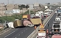 Accident spectaculaire sur l'autoroute à péage : un gros porteur échoue dans une maison