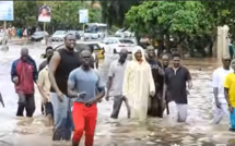Le Général Kara sort sous la pluie pour se solidariser des populations touchées par les inondations