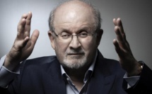 Etats-Unis: Salman Rushdie, poignardé, placé sous respiration artificielle, pourrait perdre un oeil