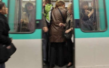La victime d’une main aux fesses se rebelle et le gifle : l’agresseur maîtrisé par les passants