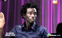 Regardez la vidéo Dame Sène "tue" 15 gosses effrontés venus l’affronter dans un meeting.