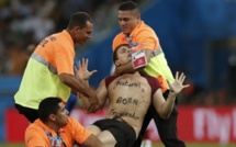 Vidéo: Un spectateur entre dans le terrain pendant la finale Argentine vs Allemagne. 