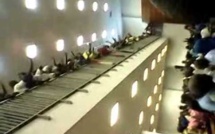 Vidéo: A l'heure du pause les partisans de Karim Wade font le show au Palais de la justice 