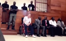 Procès Karim Wade : Bibo Bourgi se présente sur chaise roulante devant le juge (video)