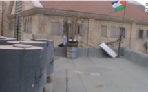 Vidéo: Un colon juif tente de retirer le drapeau palestinien, il se retrouve coincé dans les barbelés. Regardez