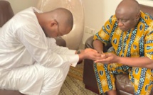 L'image: Yankhoba Diatara, en partance pour Paris, rend visite à son "marabout" et "père"...