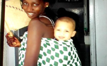 Photos exclusives / Agé d'à peine un an, chez son grand-père, au Sénégal : Iliman Ndiaye sur le dos de ses tantes, Khadijatou Ndiaye et Rama Ndiaye