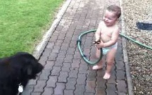 Ce bébé adore arroser les chiens de la famille lorsqu'il joue dans le jardin. Un petit jeu qui va vous faire fondre