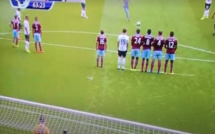 Vidéo Insolite – Premiere League: Le supporter exécute le coup franc à la place du joueur