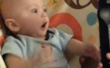 Ce bébé est totalement fasciné par la télécommande de la télévision. Sa réaction quand il la voit est incroyable