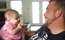 Cette petite fille n'a que deux mois. Mais elle sait déjà faire quelque chose d'extraordinaire pour son âge
