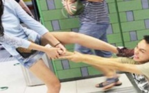 Chine : elle traine son petit ami hors du train et le frappe sauvagement pour avoir envoyé des SMS