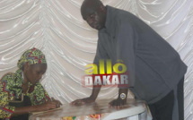 Adama Faye  tient à son chapelet, Mansour Faye à la proximité