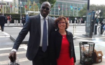 Khalifa Sall pose avec la mairesse de Victoria (Seychelles) Jacqueline Moustache-Belle, devant le siège des Nations-Unies à New-York