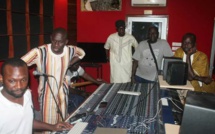 Pape Diouf en pleine séance d’écoute au studio