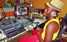 Le chanteur Soriba en studio