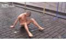 Un artiste Russe se cloue les testicules au sol 