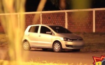 Il fait une blague à un couple qui fait l'amour dans une voiture...