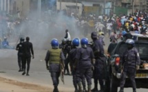 Ousmane Sonko refuse de passer par la Corniche Ouest : Des tirs de gaz lacrymogènes pour disperser la foule...
