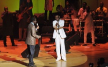 Vidéo - Thione Seck en larmes dans les bras de Youssou Ndour