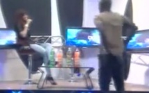 Vidéo: Aba embrasse Ya Awa, et tape sur les fesses de la réalisatrice…