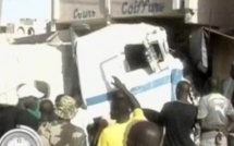 Video: Un camion rempli de sacs de ciment termine sa course dans une maison