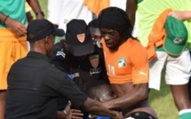 Vidéo: Gervinho déshabillé par un supporter trop enthousiaste…