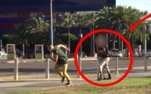 Il se fait arracher son téléphone en pleine rue... Pourtant, les passants viennent en aide au voleur ! Vraiment consternant...