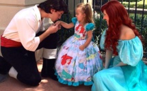 Cette maman a cousu de magnifiques costumes puis a emmené sa fillette à Disney ! Le résultat est génial...