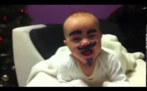 Vidéo: Ce bébé à un bon caractère